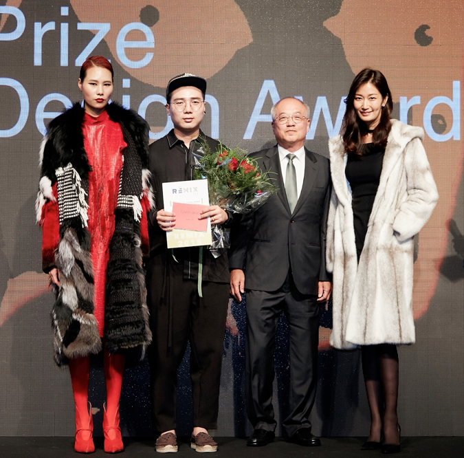 long-chen-with-his-award