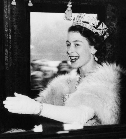 The Queen is NOT going fur-free. A look back at Queen Elizabeth in ...
